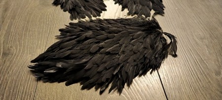 Hen saddles, capes og marabou patches er ferdige farget av banan og mørk svart! 