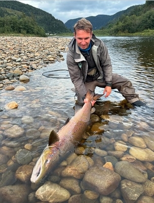Daniel vår kunde med en ny 113 cm laks som ble tatt i Gaula! Gratulerer! 