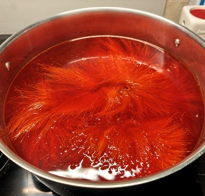 Farging i dag: isbjørnhår og revehaler av hot oransje! 